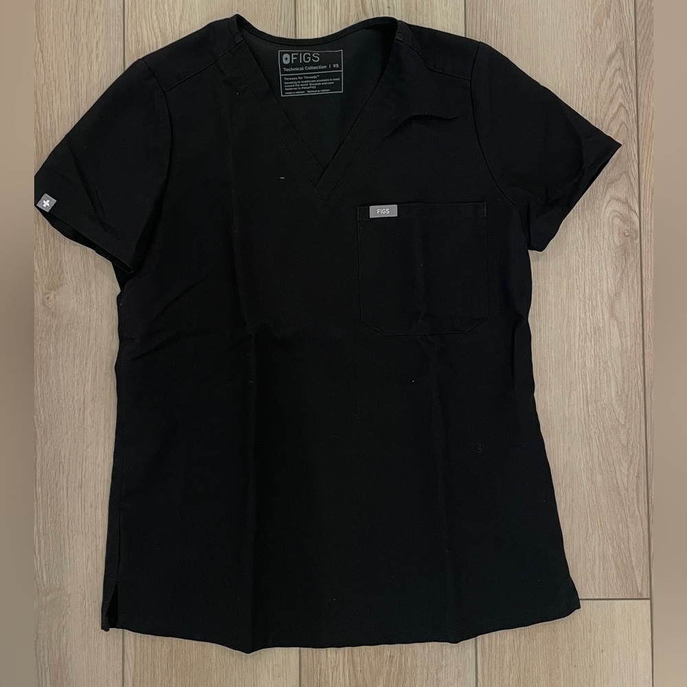 Figs single pocket scrub top